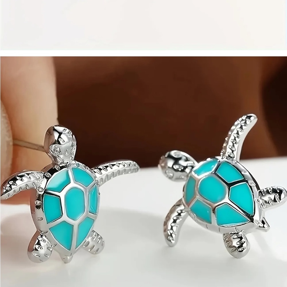 Turtle stud earrings